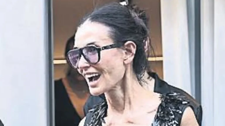 Demi Moore Paris’te defile çıkışı yaşını umursamayan zarafetiyle hayran bıraktı