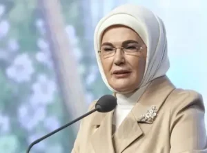 Emine Erdoğan, Külliye’deki NATO Zirvesi yemeğinde liderleri ağırlamaktan memnuniyet duyduğunu açıkladı