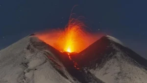Etna Yanardağı’nın yeniden kül püskürtmesi bölgeyi alarma geçirdi