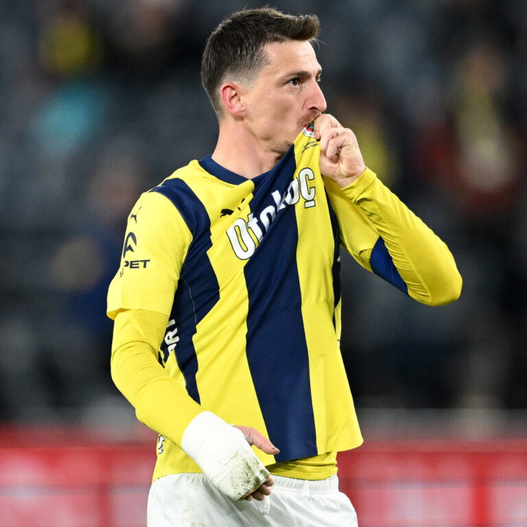 Fenerbahçe, Mert Hakan Yandaş’ın Sözleşmesini Bir Yıl Daha Uzattı