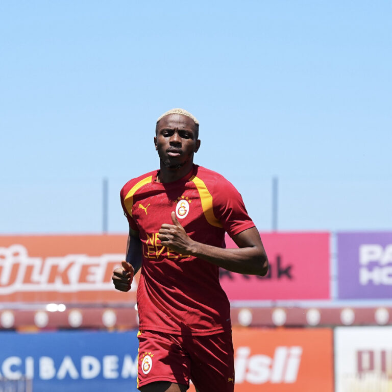 Galatasaray’ın Nijeryalı golcüsü Osimhen yeni sezon öncesi takımla idmanlara katıldı