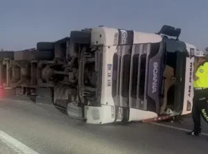 Kırıkkale’de hurda yüklü tırın devrilmesiyle yaşanan kaza paniğe yol açtı