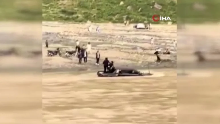 Pakistan’da Swat Nehri üzerinde turist teknesi alabora oldu, 7 kişi hayatını kaybetti