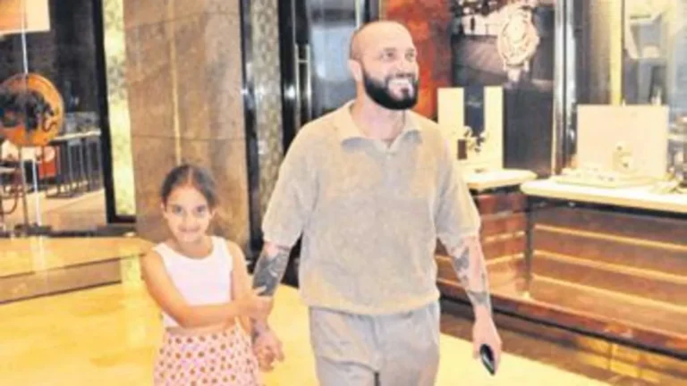 Popçu Berkay kızıyla alışveriş turunda keyifli anlar yaşadı