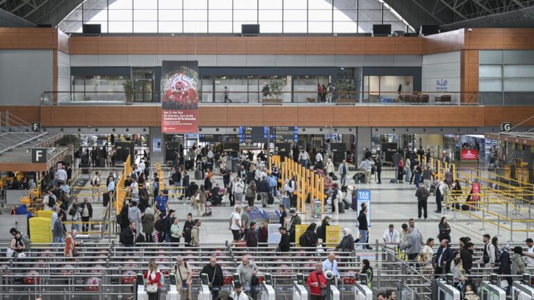 Sabiha Gökçen Havalimanı bir günde 165 bin yolcuyla tarihi rekor kırdı