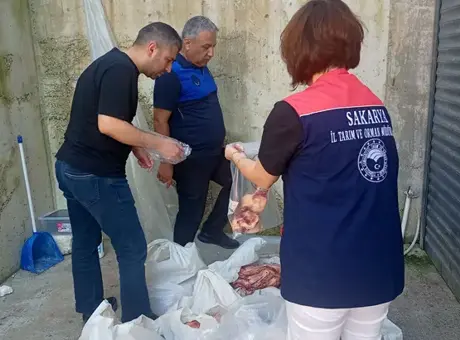 Sakarya Hendek’te ele geçirilen 5,5 ton etiketsiz et ürünü imha edilerek yok edildi