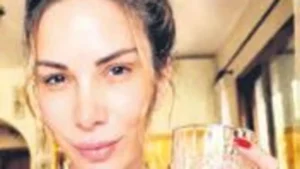 Tuğba Özerk’ten Yaz Aylarında Fit Kalmak İçin Meyve Suyu Önerisi