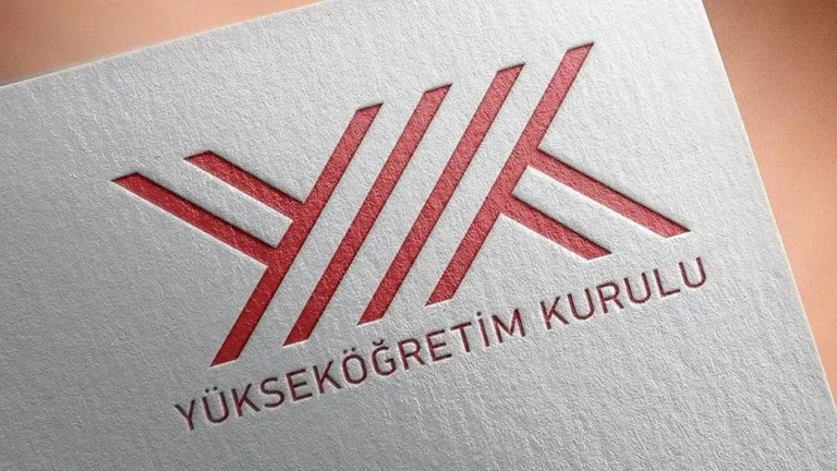 YÖK, Yeditepe Üniversitesi mezuniyet törenindeki pankart olayını soruşturuyor